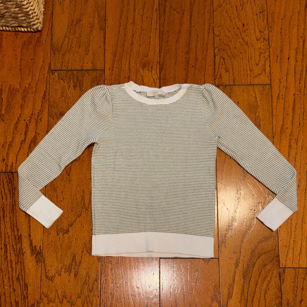 Never worn! Cute, soft lightweight, XS Loft spring sweater